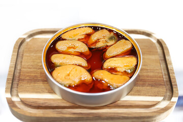 mejillones gourmet en su salsa en una lata de conservas © planeta11