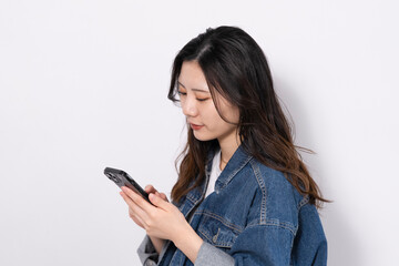 Fototapeta premium 携帯電話を使う女性