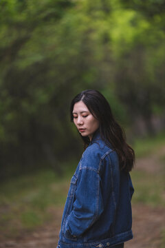 自然の中にいる女性