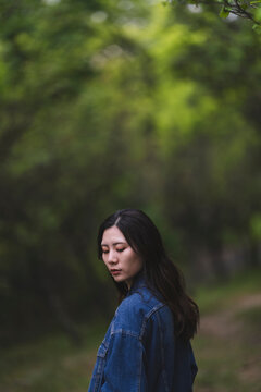 自然の中にいる女性