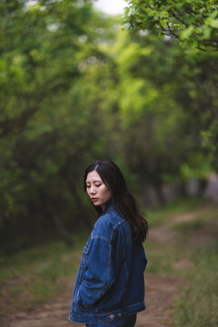 自然の中にいる女性