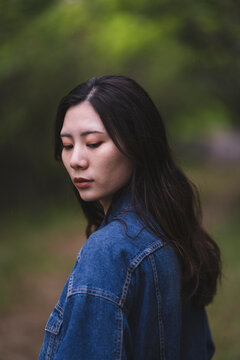 自然の中にいる女性