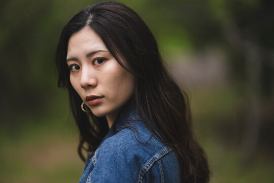 自然の中にいる女性
