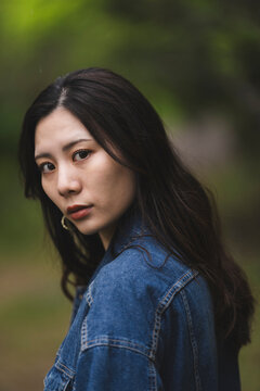 自然の中にいる女性