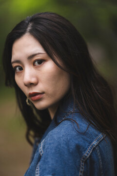自然の中にいる女性