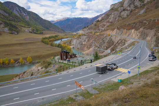 AKBOM, RUSSIA - SEPTEMBER 18, 2025: Chuya highway and monument to the drivers of the Chuya highway (monument to Kolka Snigirev) on a September day. Gorny Altai