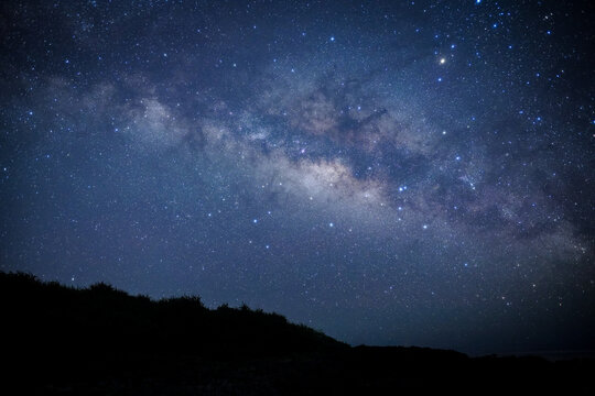 宮古島の夜空に広がる天の川の横位置写真Webサイト背景素材
