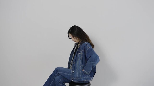 デニムファッションの女性