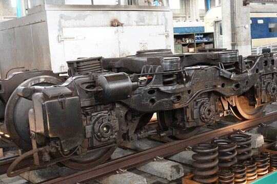 Heavy duty railway bogie with suspension and wheels
