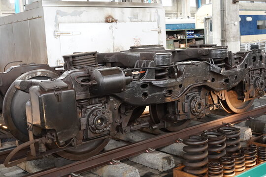 Heavy duty railway bogie with suspension and wheels