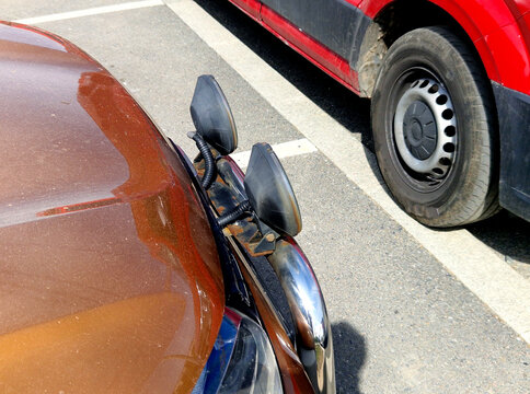 Two circular high beams are mounted on the vehicle on a chrome-plated kangaroo bar or auxiliary light frame. They are attached using metal brackets directly to the frame. These auxiliary lights are