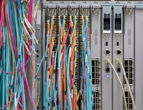 LWL OM4 Lichtwellen Netzwerkkabel und RJ45 Kupferkabel an einem Server angebunden