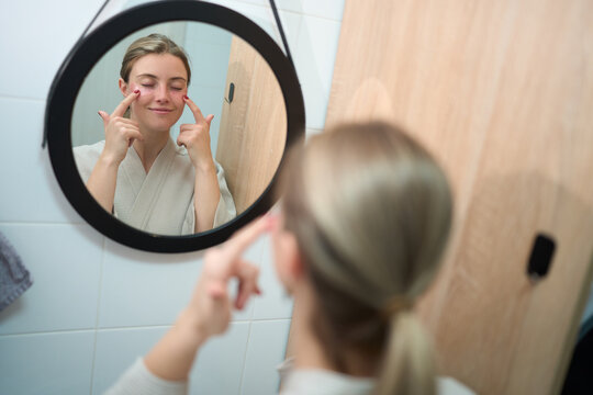 Soft Morning Ritual in a Quiet Bathroom Mirror