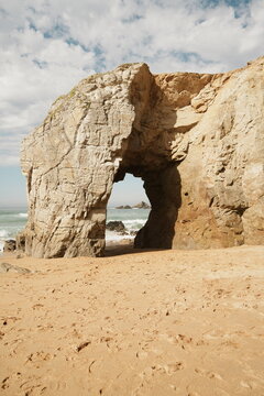 Falaise sur la plage de Port Blanc &agrave; Quiberon dans le Morbihan en Bretagne en France - c&ocirc;te sauvage criques et falaises