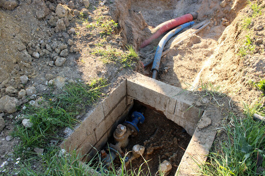 R&eacute;seau souterrain d&rsquo;assainissement des eaux urbaines de la ville, comprenant valves, raccords et vannes, dans le cadre de travaux VRD.