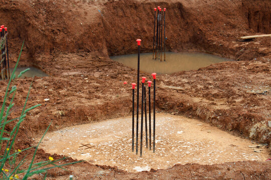 Pieux de fondation &agrave; base carr&eacute;e, avec t&ecirc;te de pieu destin&eacute;e &agrave; supporter les longrines (&eacute;l&eacute;ments en b&eacute;ton arm&eacute;).