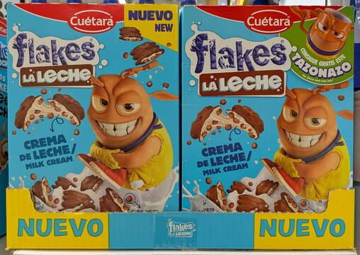Coloridos paquetes de cart&oacute;n de cereales Flakes la leche Cu&eacute;tara en estante en supermercado Supeco de Madrid, Espa&ntilde;a, 24 de marzo de 2026