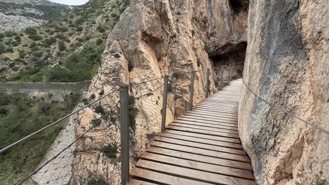 Caminando en primera persona por la pasarela del Caminito del Rey en M&aacute;laga
