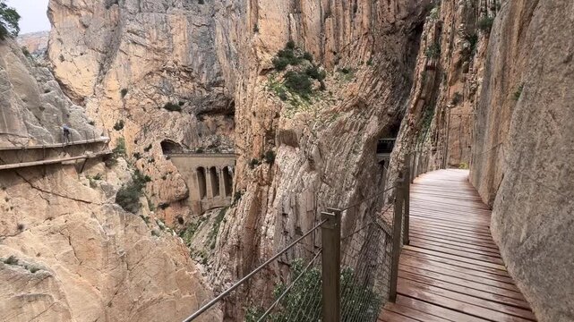 Caminando en primera persona por la pasarela del Caminito del Rey en M&aacute;laga