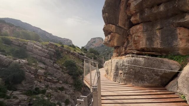 Caminando en primera persona por la pasarela del Caminito del Rey en M&aacute;laga