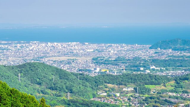神奈川・相模湾を望む平塚市の都市風景 昼の新幹線が光の軌跡を描くタイムラプス