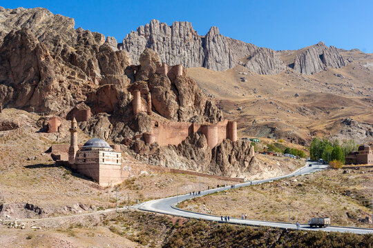 The Dogubayazit Fortress is located in a strategic location near the Iranian border and Mount Ararat. The structure is distinguished by the fact that its mighty walls and towers are seamlessly integra