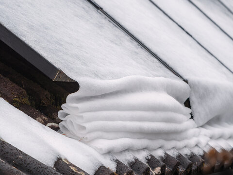 Schneefall Winterwetter und Beschaffenheit von Schnee auf Solarmodul am Dachfenster wie Stoff gefaltet