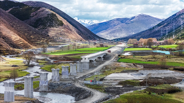Construction of Chuanzang Railway Ya'an to Nyingchi Section in Xinduqiao, Ganzi, Sichuan: Concrete Bridge Piers Amid Mountain Valley Landscape