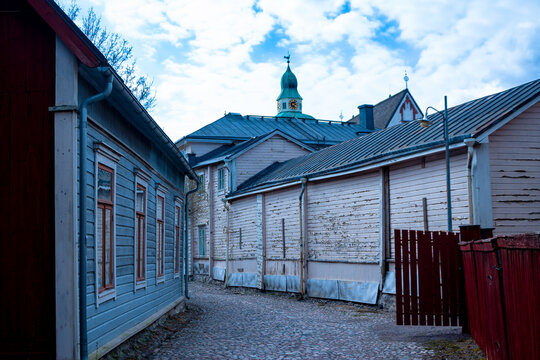 Porvoo, Finlandia. Calles estrechas del casco antiguo con pintorescas casas de madera de colores. Centro hist&oacute;rico, lugar tur&iacute;stico. S&iacute;mbolo de Finlandia.