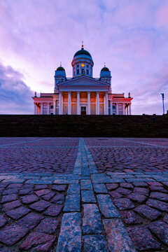 Vista completa de la emblem&aacute;tica Catedral de Helsinki desde la Catedral Ortodoxa, en Finlandia.
Full view of the iconic Helsinki Cathedral from the Orthodox Cathedral in Finland.
