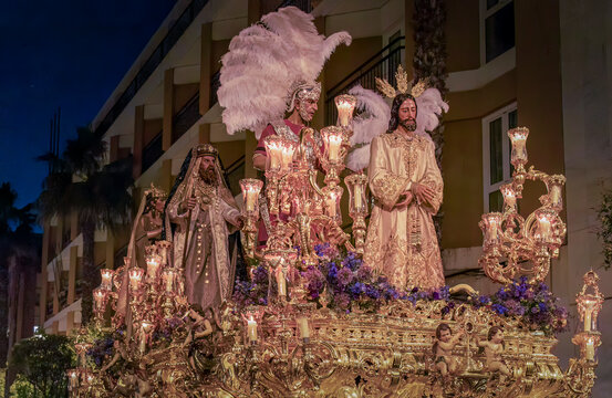 procesi&oacute;n de un paso ricamente decorado de la semana santa en Huelva, Espa&ntilde;a