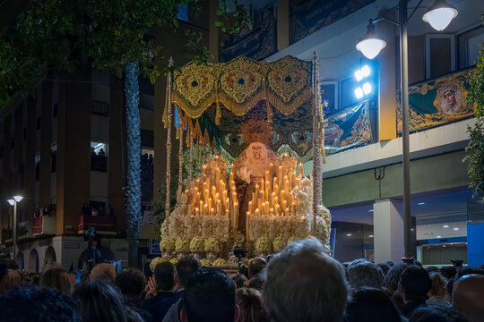 procesi&oacute;n de semana santa, paso de la Virgen de la Esperanza en Huelva, Espa&ntilde;a