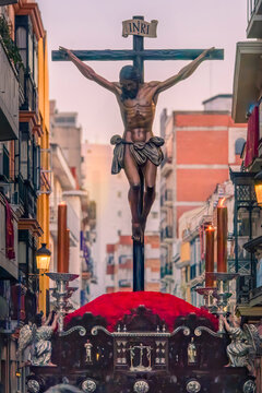 imagen de Cristo crucificado en una procesi&oacute;n de Semana Santa en Huelva, Espa&ntilde;a