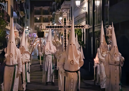 Penitentes de una hermandad en procesi&oacute;n de Semana Santa en Huelva, Espa&ntilde;a