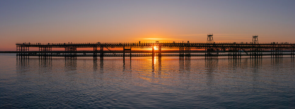 Panor&aacute;mica de un atardecer puesta de sol en el muelle del Tinto, Huelva, Espa&ntilde;a