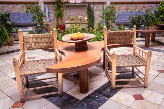 decoraci&oacute;n antigua en un patio Granadino, Granada, Espa&ntilde;a
