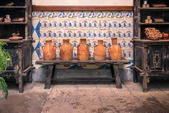 decoraci&oacute;n antigua en un patio Granadino, con viejos armarios y una cantarera con cinco cantaros o anforas, Granada, Espa&ntilde;a