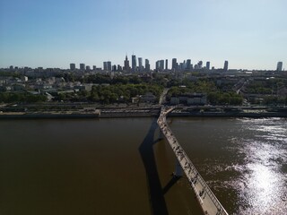 Warszawa - Polska - panorama Warszawy wykonana dronem. Rzeka Wisła, kościół, wieżowce, bloki, ulice w słoneczny dzień © Konrad