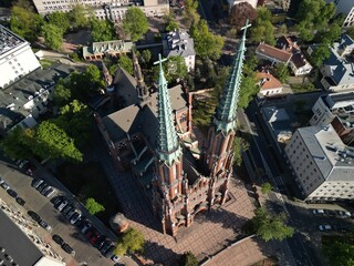 Warszawa - Polska - panorama Warszawy wykonana dronem. Rzeka Wisła, kościół, wieżowce, bloki, ulice w słoneczny dzień © Konrad