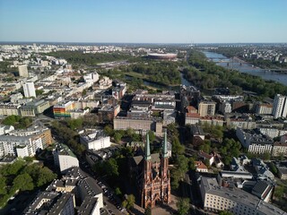 Warszawa - Polska - panorama Warszawy wykonana dronem. Rzeka Wisła, kościół, wieżowce, bloki, ulice w słoneczny dzień © Konrad