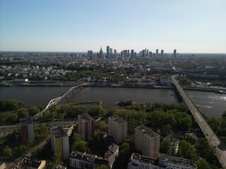 Warszawa - Polska - panorama Warszawy wykonana dronem. Rzeka Wisła, kościół, wieżowce, bloki, ulice w słoneczny dzień © Konrad