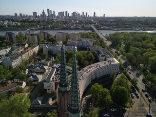 Warszawa - Polska - panorama Warszawy wykonana dronem. Rzeka Wisła, kościół, wieżowce, bloki, ulice w słoneczny dzień © Konrad
