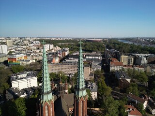 Warszawa - Polska - panorama Warszawy wykonana dronem. Rzeka Wisła, kościół, wieżowce, bloki, ulice w słoneczny dzień © Konrad