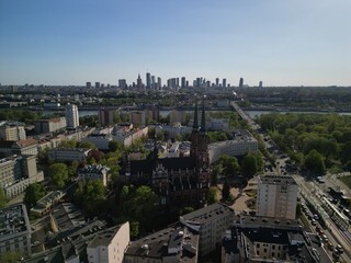 Warszawa - Polska - panorama Warszawy wykonana dronem. Rzeka Wisła, kościół, wieżowce, bloki, ulice w słoneczny dzień © Konrad
