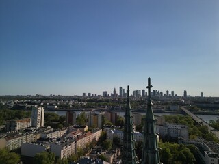 Warszawa - Polska - panorama Warszawy wykonana dronem. Rzeka Wisła, kościół, wieżowce, bloki, ulice w słoneczny dzień © Konrad