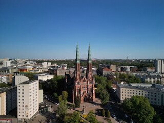 Warszawa - Polska - panorama Warszawy wykonana dronem. Rzeka Wisła, kościół, wieżowce, bloki, ulice w słoneczny dzień © Konrad