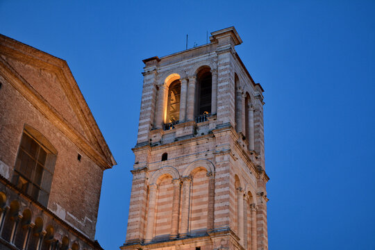 Il campanile della Cattedrale di Ferrara in uno scatto serale.