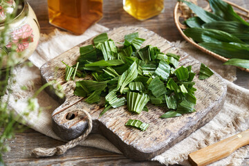 Preparation of homemade herbal syrup from ribwort plantain leaves © Madeleine Steinbach