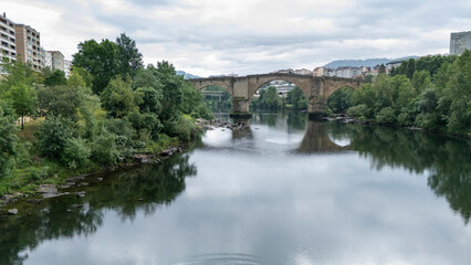 Obraz premium Ponte vella ourense ancient roman bridge spanning minho river