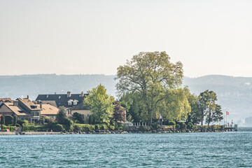 Vue panoramique du village de Saint-Prex au bord du lac Léman, Suisse © Pyc Assaut